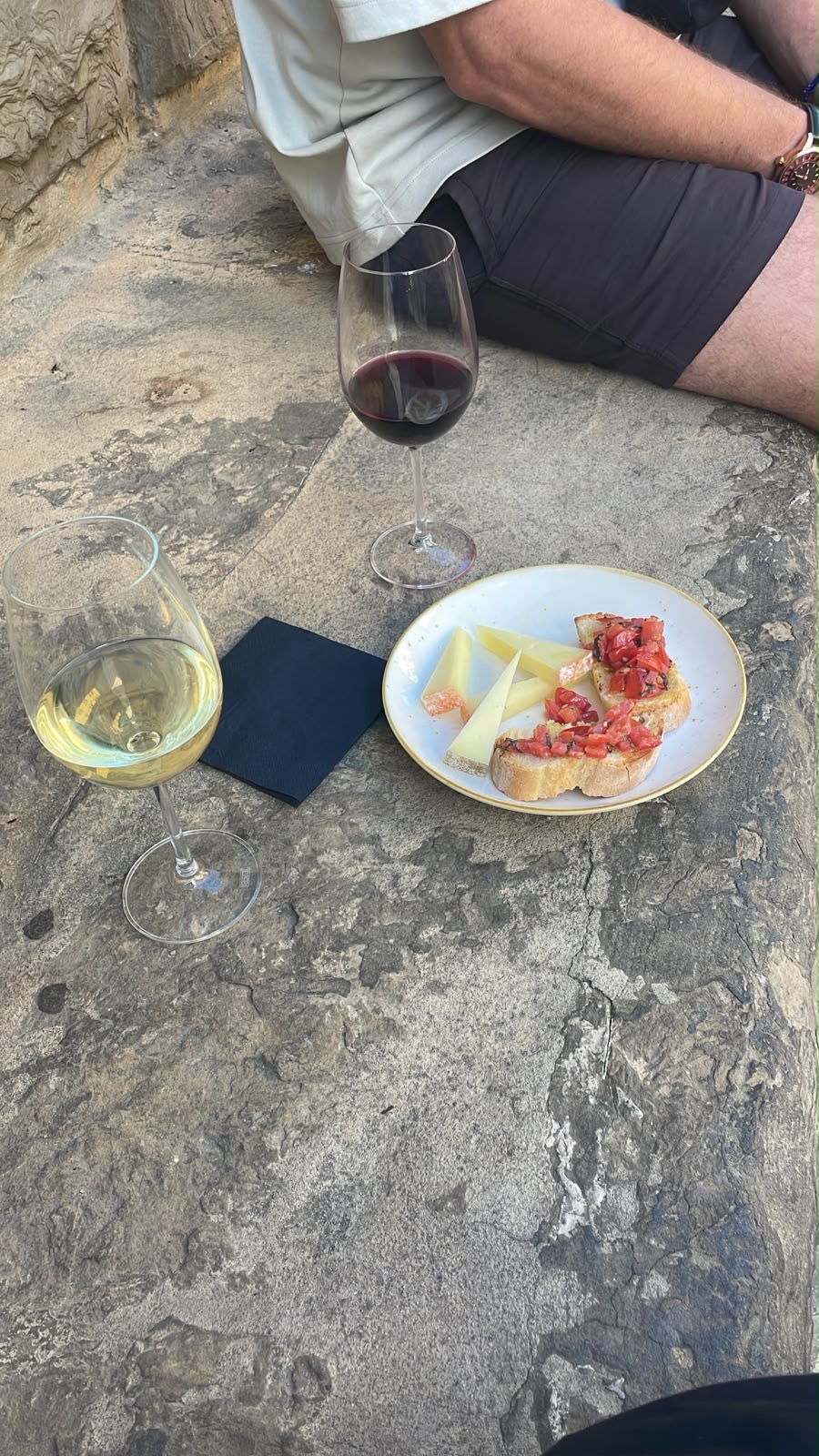 Tuscan bruschetta with pecorino and glasses of red and white wine